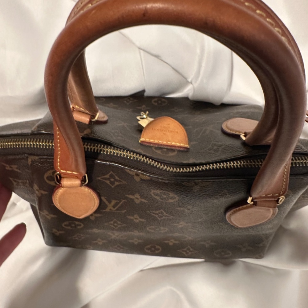 Louis Vuitton Rivoli MM - Picture 7 of 13